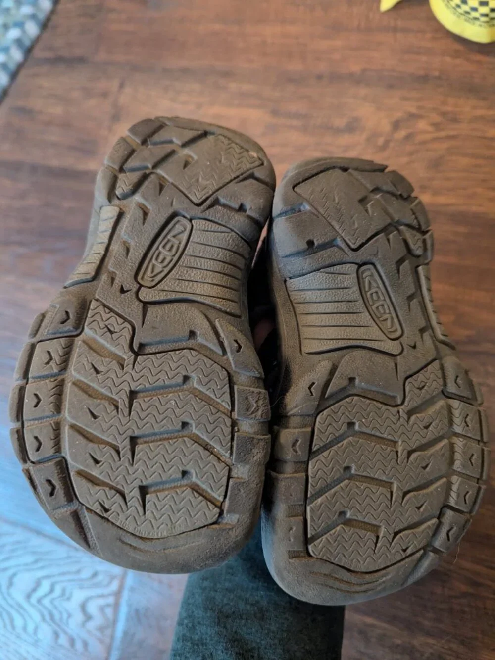 Toddler keens size 9